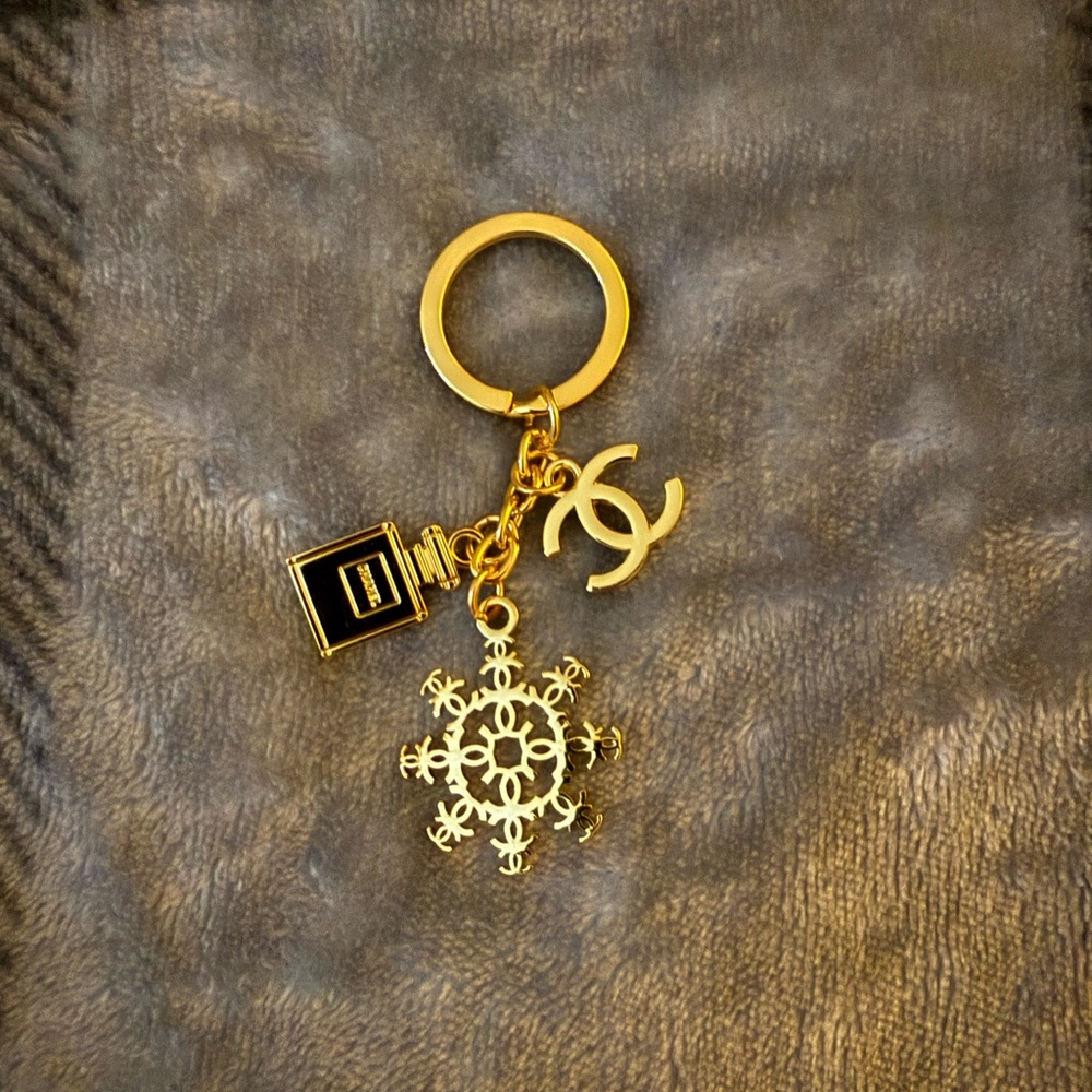 GWP/VIP CHANE L Gold Keychain with Snowflake and Iconic Charms